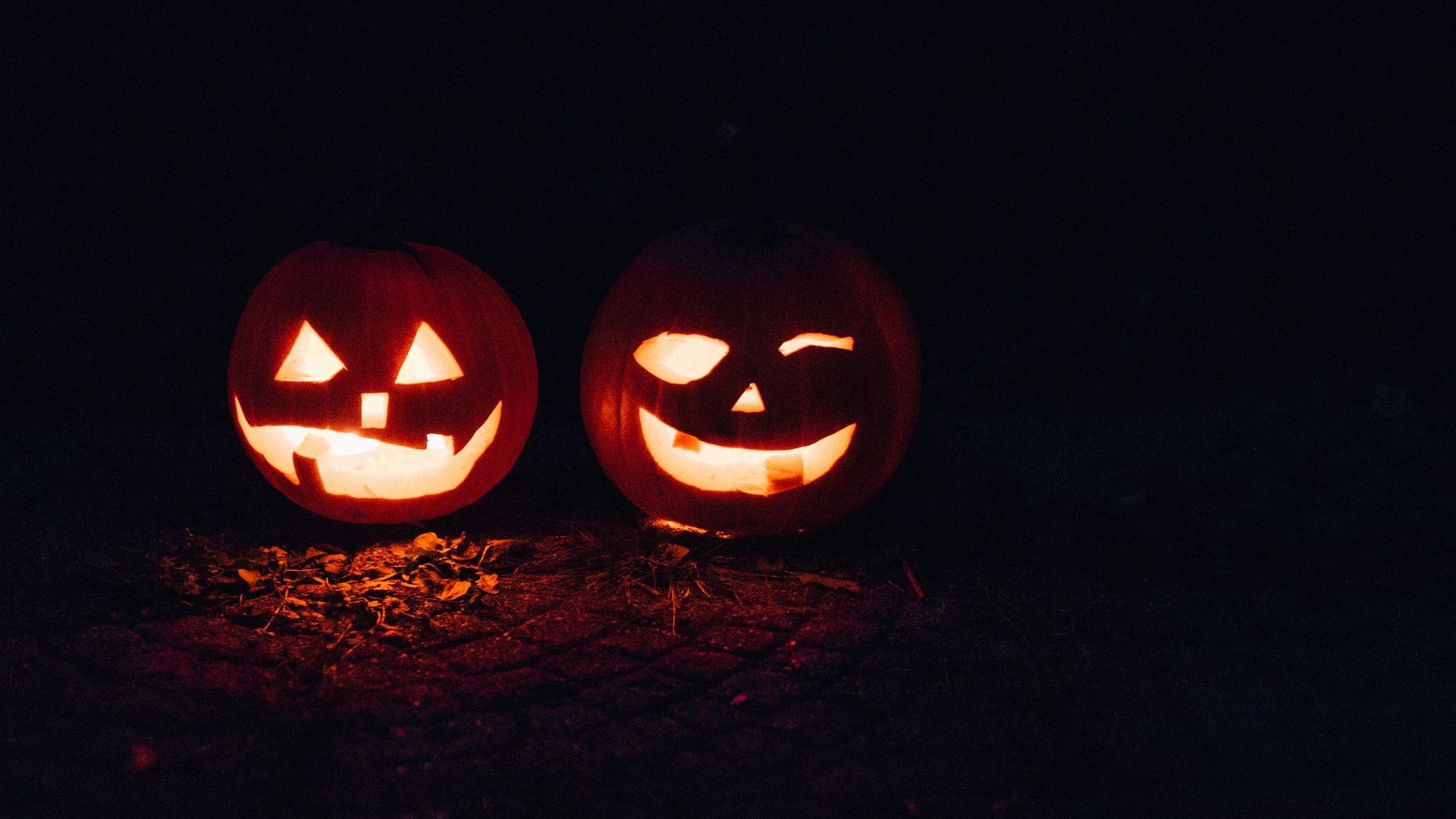 Halloween pumpkin with happy face in the dark by Beth Teutschmann from unsplash
